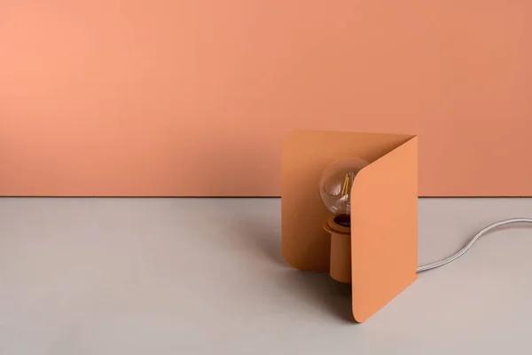 Lâmpada de edison laranja metálica — Fotografia de Stock