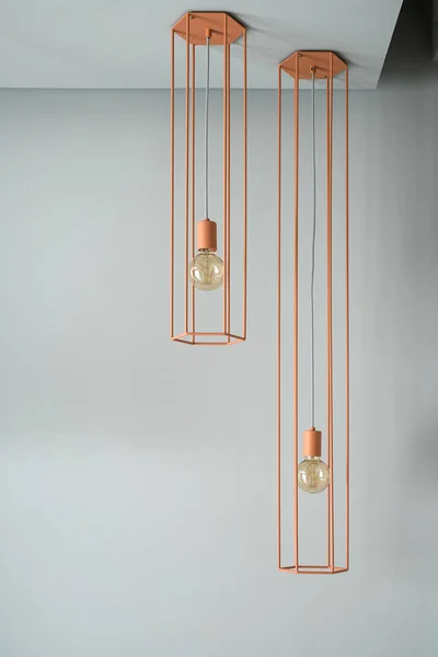 Hängende orangefarbene Edisonlampen — Stockfoto