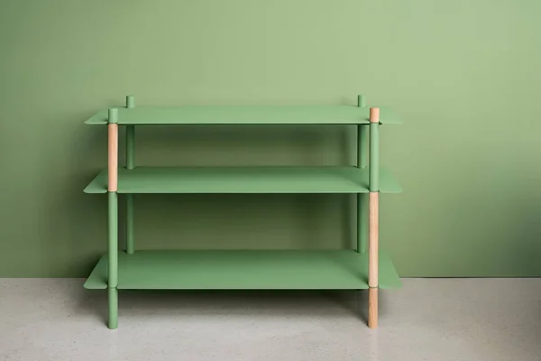 Zielony metalowy stojak z elementów drewnianych — Zdjęcie stockowe