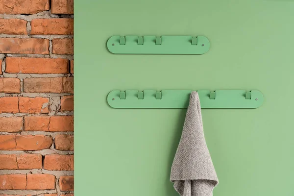 Cabides verdes de metal com cachecol — Fotografia de Stock