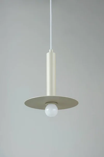 Metalowe wiszące lampy beżowy — Zdjęcie stockowe