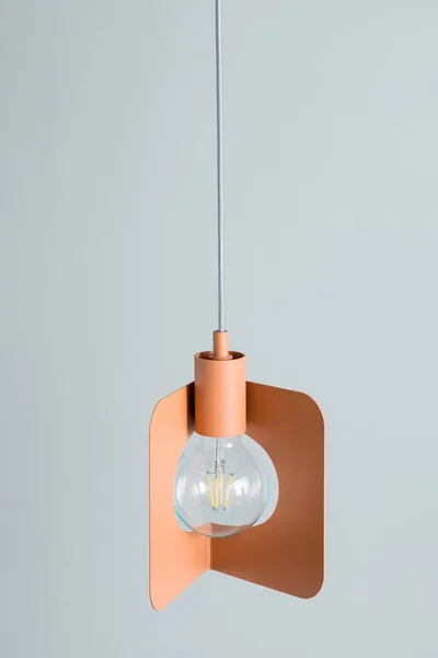 Hängende orangefarbene Edison-Metalllampe — Stockfoto