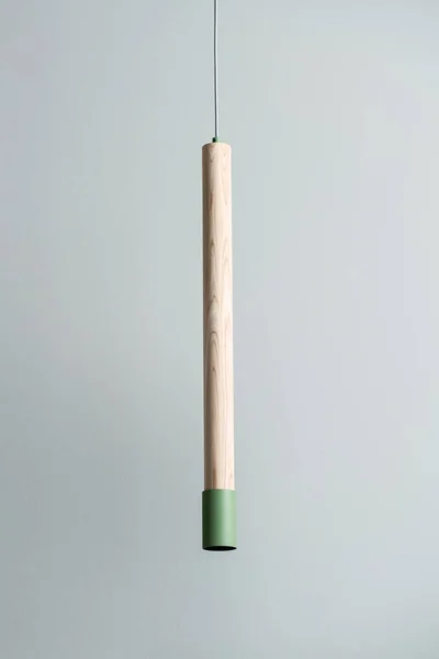 금속 부분과 나무 튜브 램프 매달려 — 스톡 사진