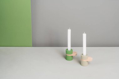 Ahşap parçaları ile renkli şamdanlar