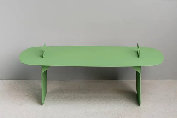 Metalowy zielony stół — Zdjęcie stockowe