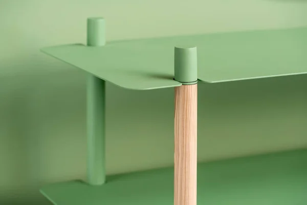 Zielony metalowy stojak z drewnianych części — Zdjęcie stockowe