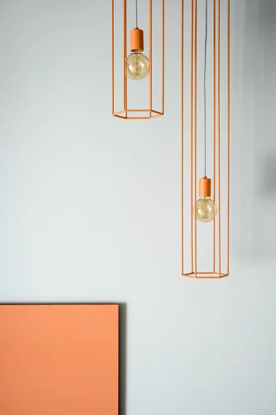 Luzes de edison laranja penduradas — Fotografia de Stock