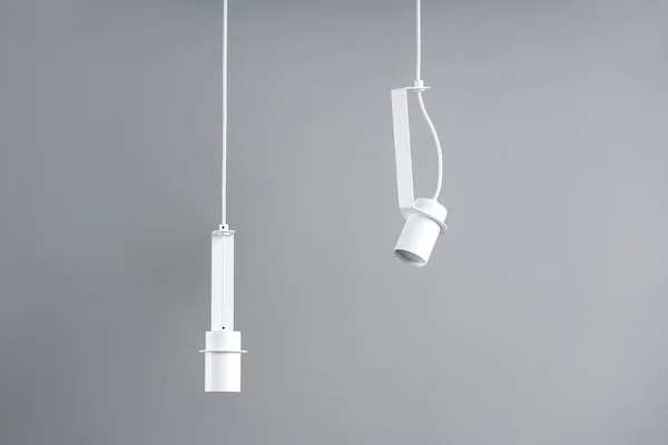 Hangende metalen witte lampen — Stockfoto