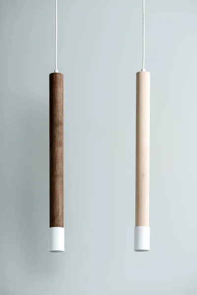 Lámparas colgantes de tubo de madera con piezas metálicas — Foto de Stock