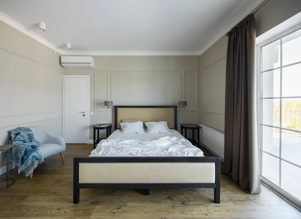 Современная спальня с большим окном — стоковое фото
