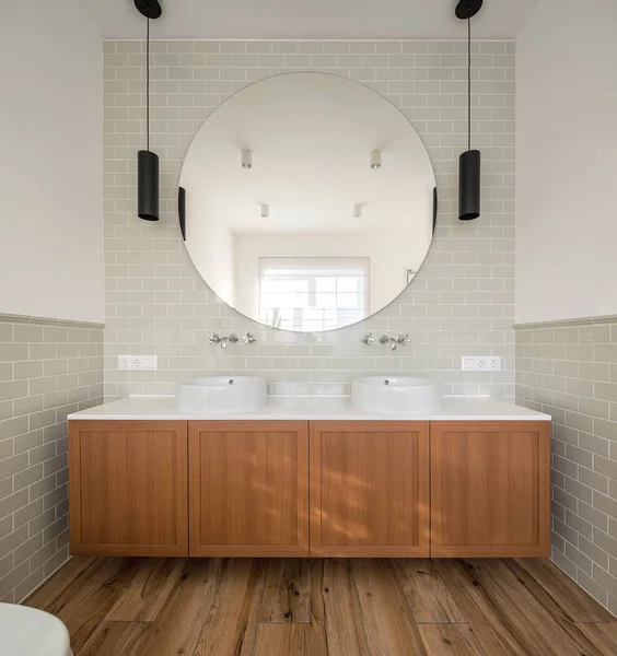 Salle de toilettes dans un style moderne — Photo