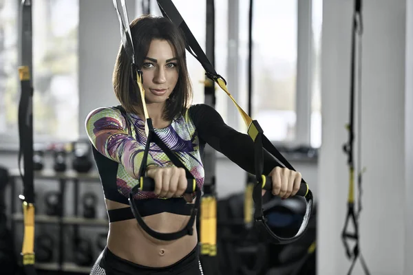 Ragazza sportiva fa esercizio in palestra — Foto Stock