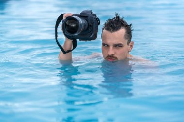 Adam açık havada jeotermal havuzunda rahatlatıcı