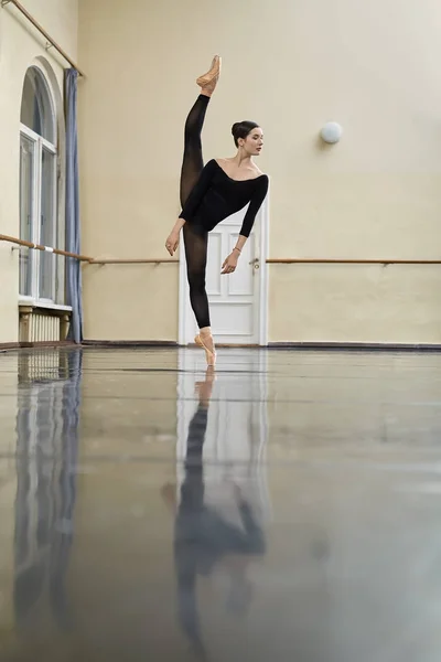 Ballerine posant dans la salle de danse — Photo