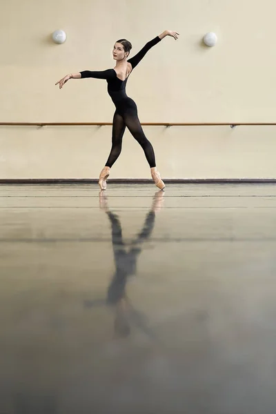 Балерина позирует в танцевальном зале — стоковое фото