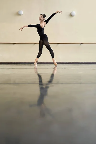 Bailarina posando na sala de dança — Fotografia de Stock