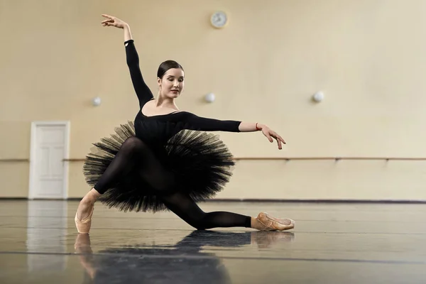Bailarina posando na sala de dança — Fotografia de Stock