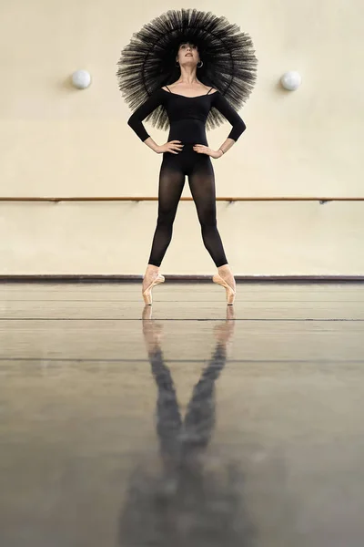 Baletka pózuje v tanečním sále — Stock fotografie