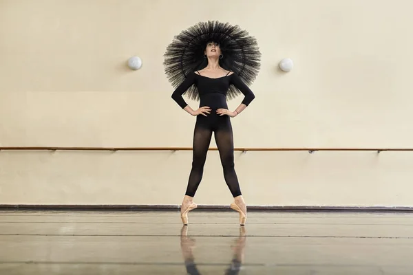 Балерина позирует в танцевальном зале — стоковое фото