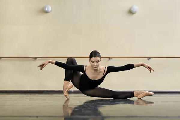 Bailarina posando na sala de dança — Fotografia de Stock