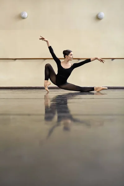 Bailarina posando en salón de baile —  Fotos de Stock