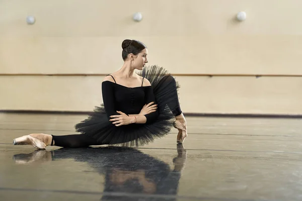 Балерина позують танцювальний зал — стокове фото