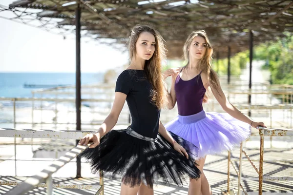 Bailarines de ballet posando al aire libre — Foto de Stock