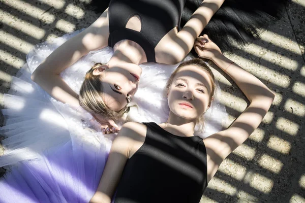 Bailarinas posando al aire libre — Foto de Stock