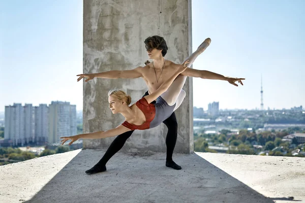 Bale dansçıları bitmemiş binaya poz