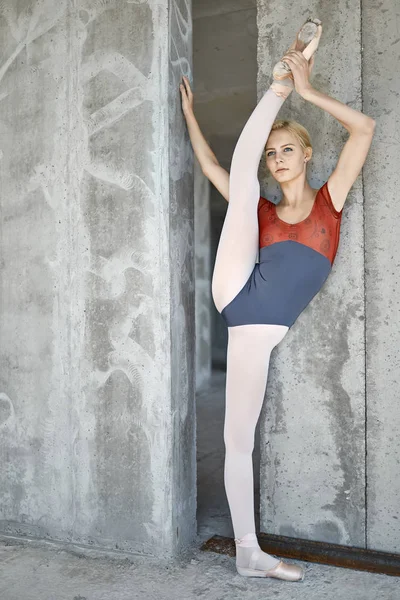 Ballerina poserar på Halvfärdig byggnad — Stockfoto