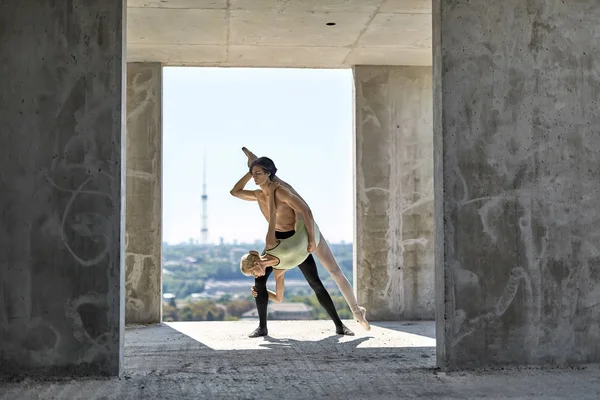 Bailarines de ballet posando en un edificio sin terminar — Foto de Stock