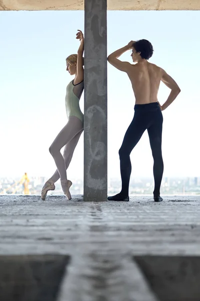 Bailarines de ballet posando en un edificio sin terminar — Foto de Stock