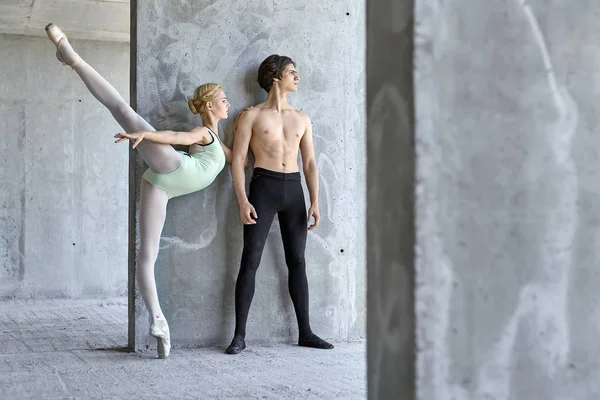 Dançarinos de balé posando em prédio inacabado — Fotografia de Stock