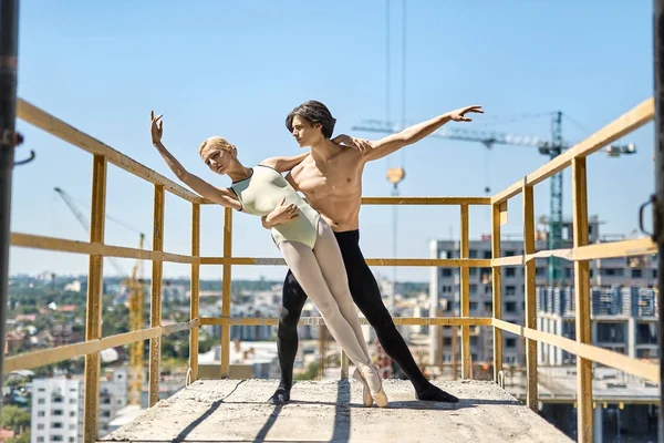 Balletttänzer posieren auf Betonbalkon — Stockfoto