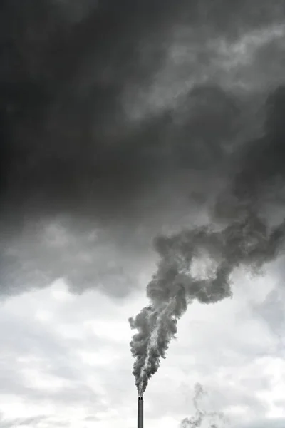 発電所の煙突を蒸し — ストック写真