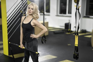 Atletik kızı spor salonunda egzersiz