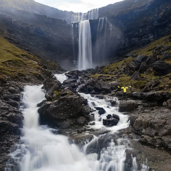 Красивый водопад падает с скалистой скалы на Фарерском острове — стоковое фото