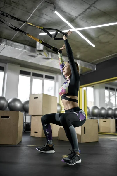 Chica deportiva hace ejercicio en el gimnasio — Foto de Stock