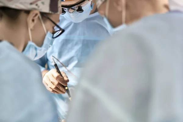 Chirurdzy na sali operacyjnej — Zdjęcie stockowe