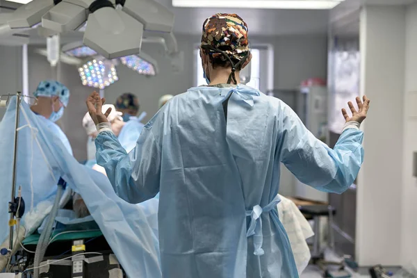 Médicos na sala de operações — Fotografia de Stock