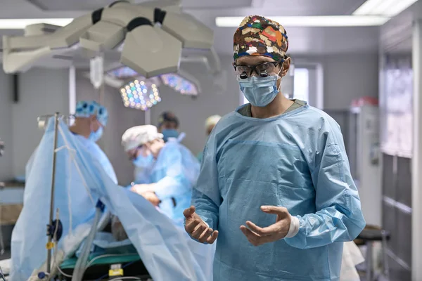 Médecins en salle d'opération — Photo