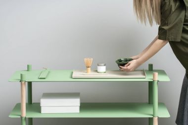 Kız kase yakınındaki stand ile