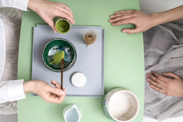 Herstellung von grünem Matcha-Tee — Stockfoto