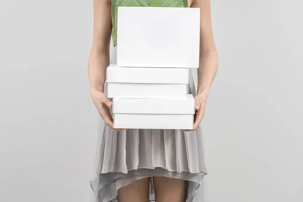 Meisje met witte dozen — Stockfoto