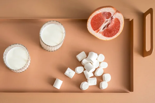 Grapefruit, Marshmallows und Gläser mit Milch — Stockfoto