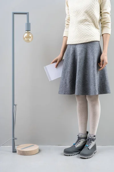 Chica con libro y lámpara edison — Foto de Stock