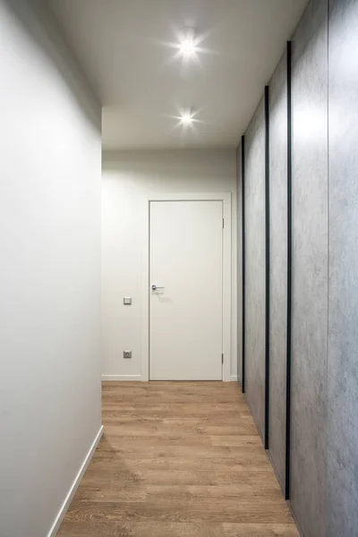 Moderní koridor v apartmánech — Stock fotografie