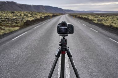 İlçe karayolu üzerinde kamera ile tripod