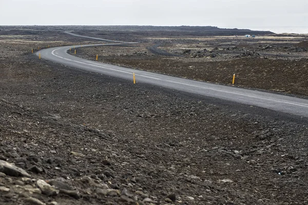 Исландский ландшафт с проселочной дорожкой — стоковое фото
