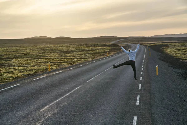 Tipo posando en la carretera del país — Foto de Stock